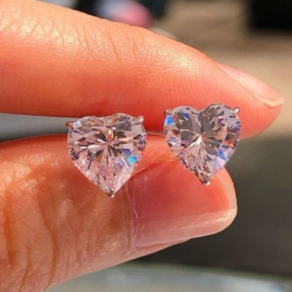 Exquisite .925 Sterling Slvr Heart Moissanite Stud - Picture 2 of 7